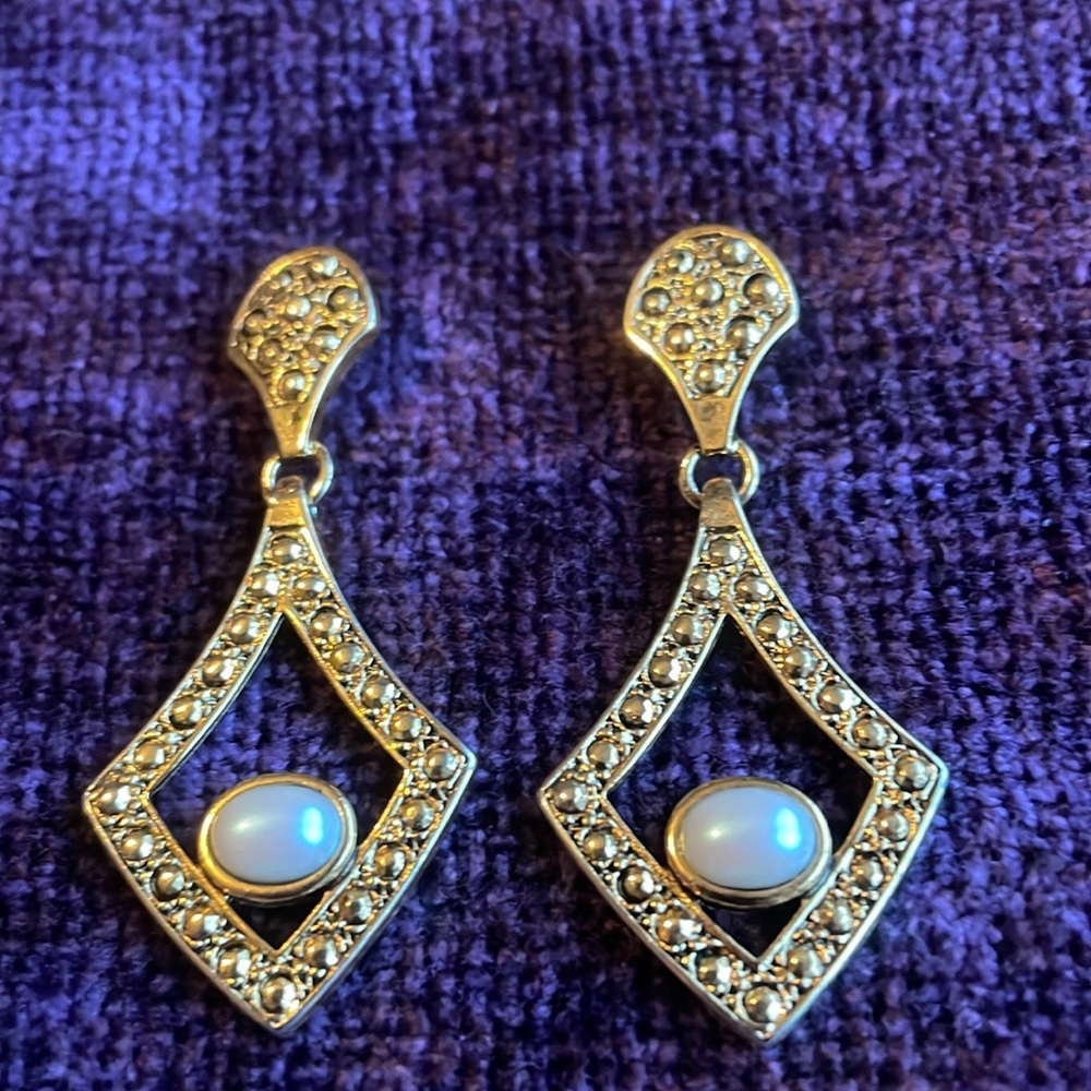 Earrings- Vintage Gold with faux pearl - EUC - 2 in drop